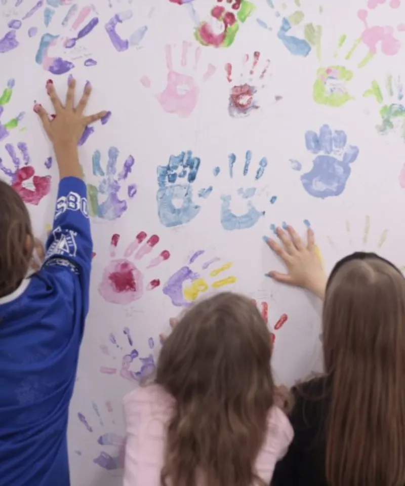 Grupa uśmiechniętych uczniów TEDxYouth